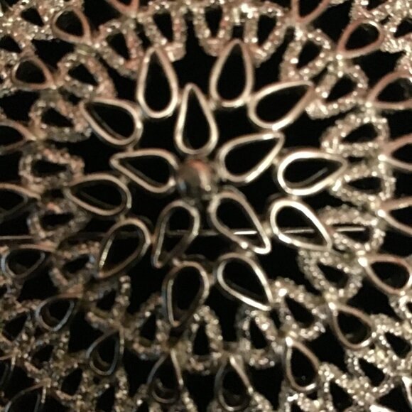 Large Beautiful Silvertone Sarah Coventry Brooch - Picture 3 of 7